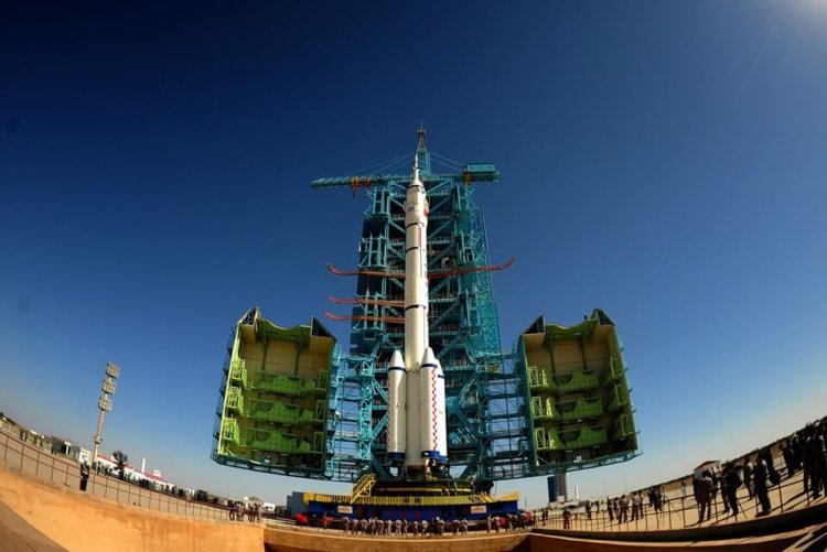 Китай обсуждает с ЕКА возможность строительства лунной орбитальной базы. Фото.