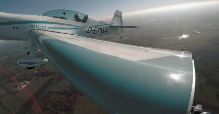 Прототип электрического самолета Extra 330LE от Siemens установил новый мировой рекорд скорости. Фото.