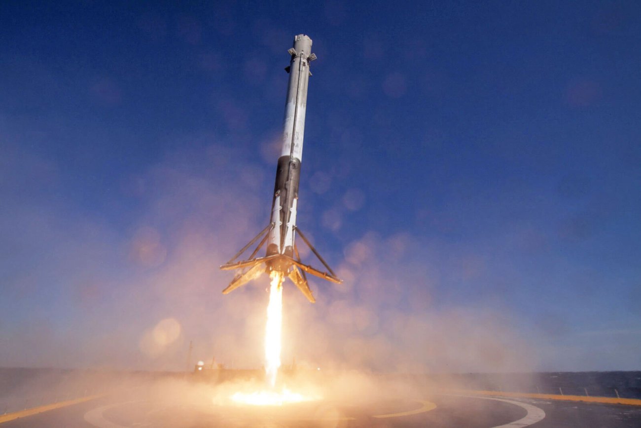 Дважды летавшая ступень Falcon 9 «выжила» при посадке на воду. Фото.