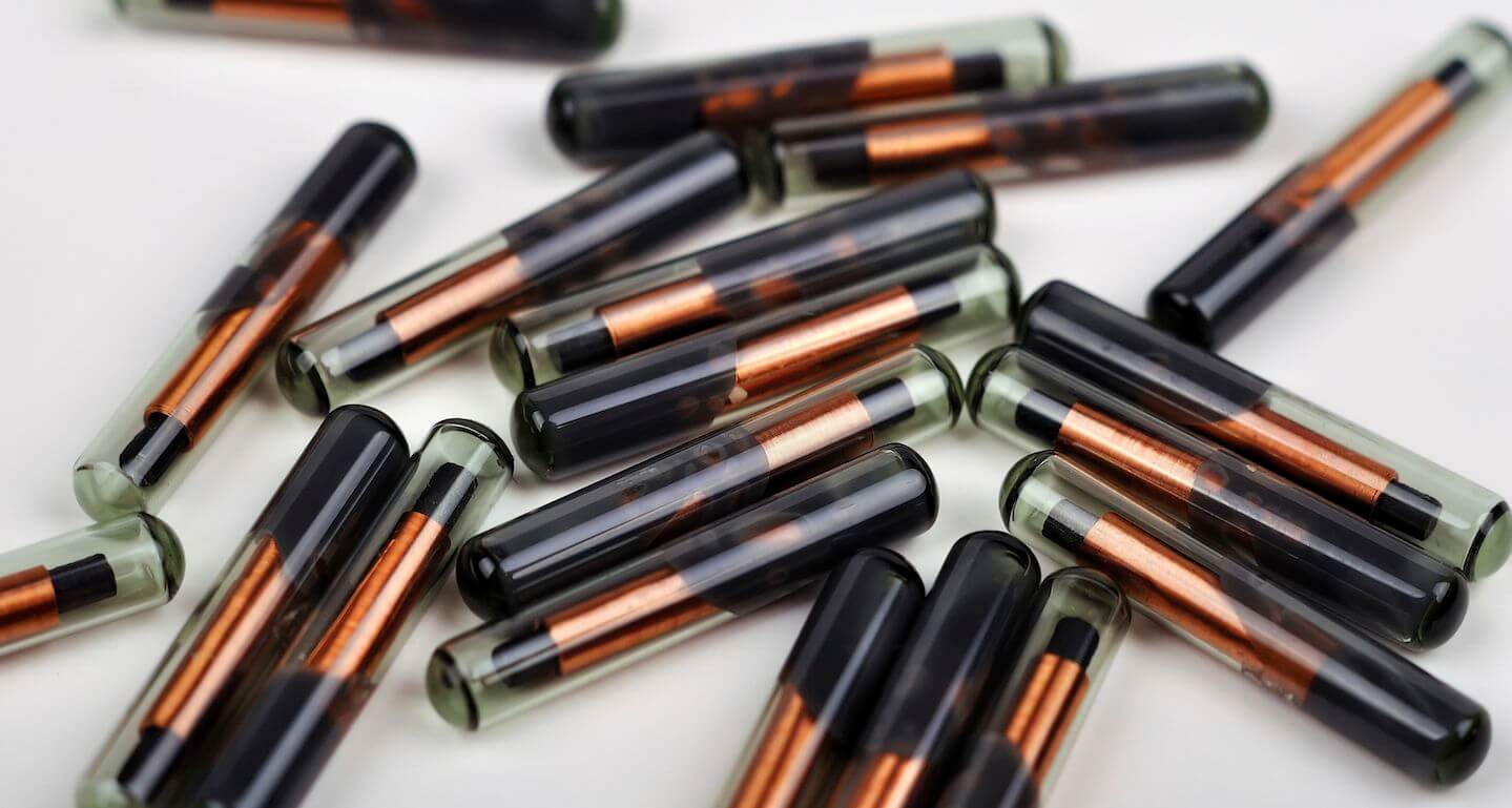 Сотрудникам шведской компании вживляют подкожные микрочипы. Фото.