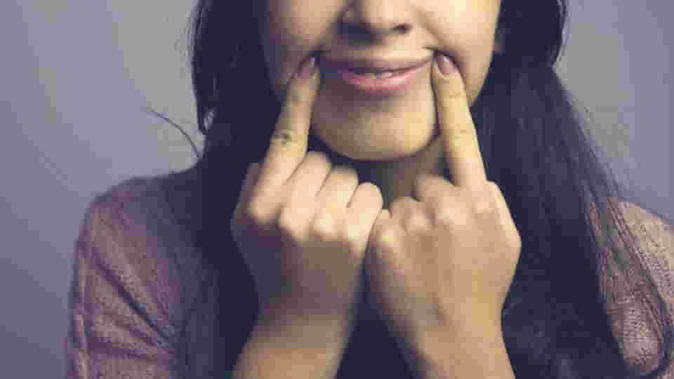 Эта улыбка длинная и напряженная, хотя и связана с сокращением всего двух мышц. Фото.