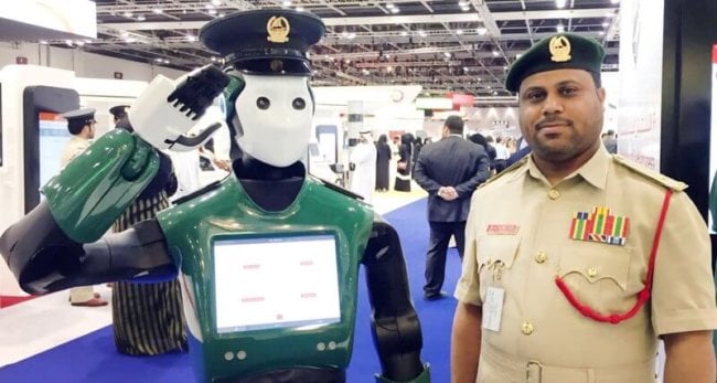 Первый в мире робот-полицейский приступил к работе. Фото.