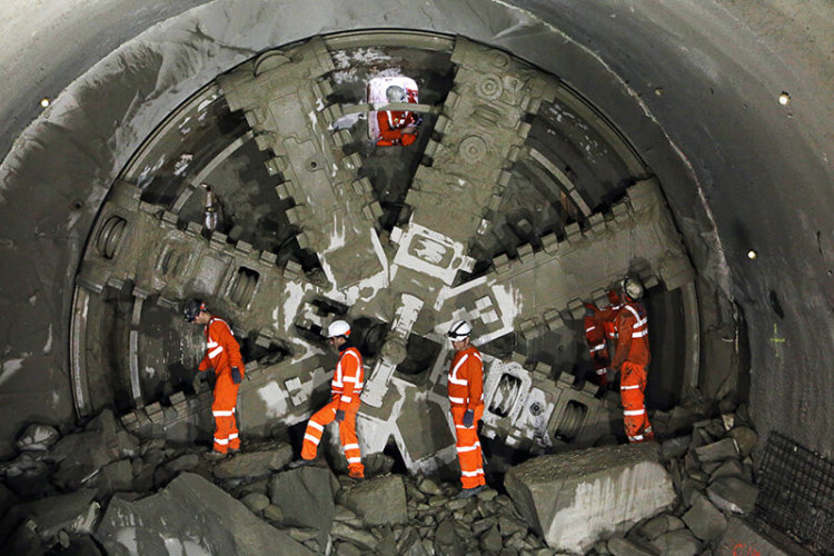 Бурильные машины Илона Маска приступили к рытью тоннеля. Фото.