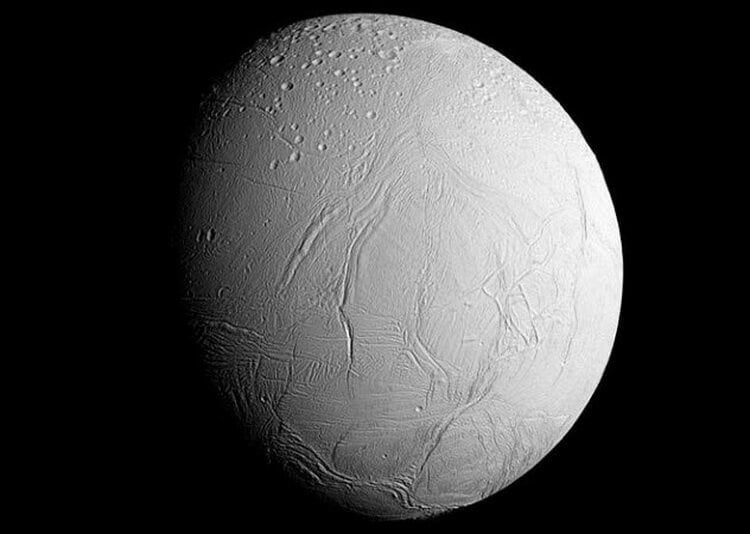 10 мест во Вселенной, где мы, вероятнее всего, обнаружим жизнь. Спутник Энцелад. Фото.