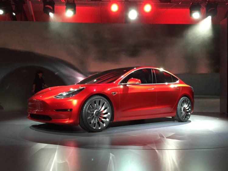 Новая Tesla Model 3 набирает «сотню» за 5,6 секунды. Фото.