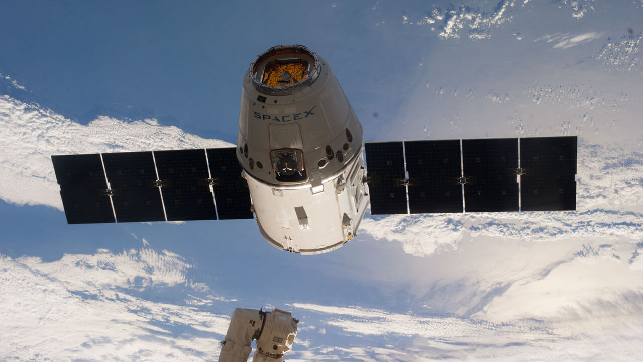 SpaceX запустила корабль с грузом для космической станции (видео)