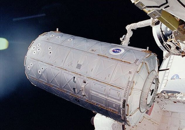 STS-98. Экипаж чуть не умер от токсичных веществ. Фото.