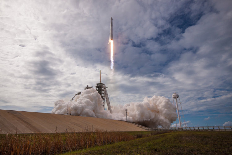 SpaceX в очередной раз успешно запустила и посадила летавшую ракету. Фото.