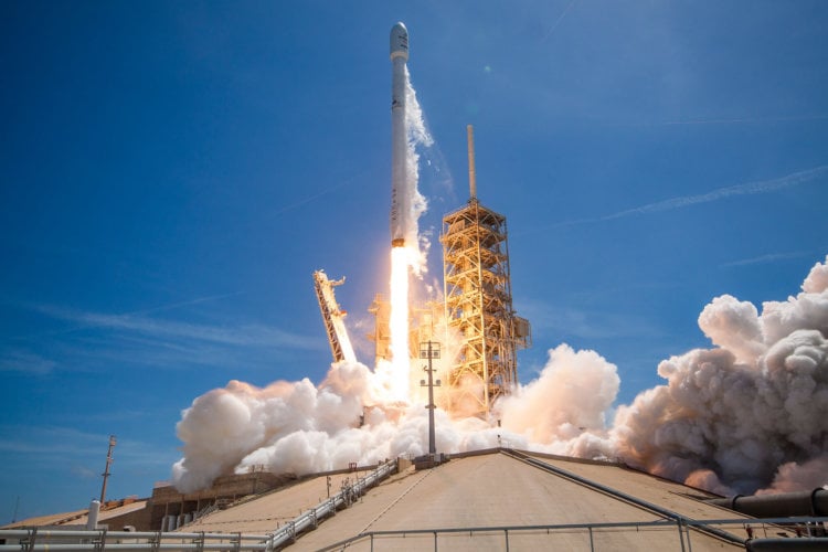 SpaceX в очередной раз успешно запустила и посадила летавшую ракету. Фото.