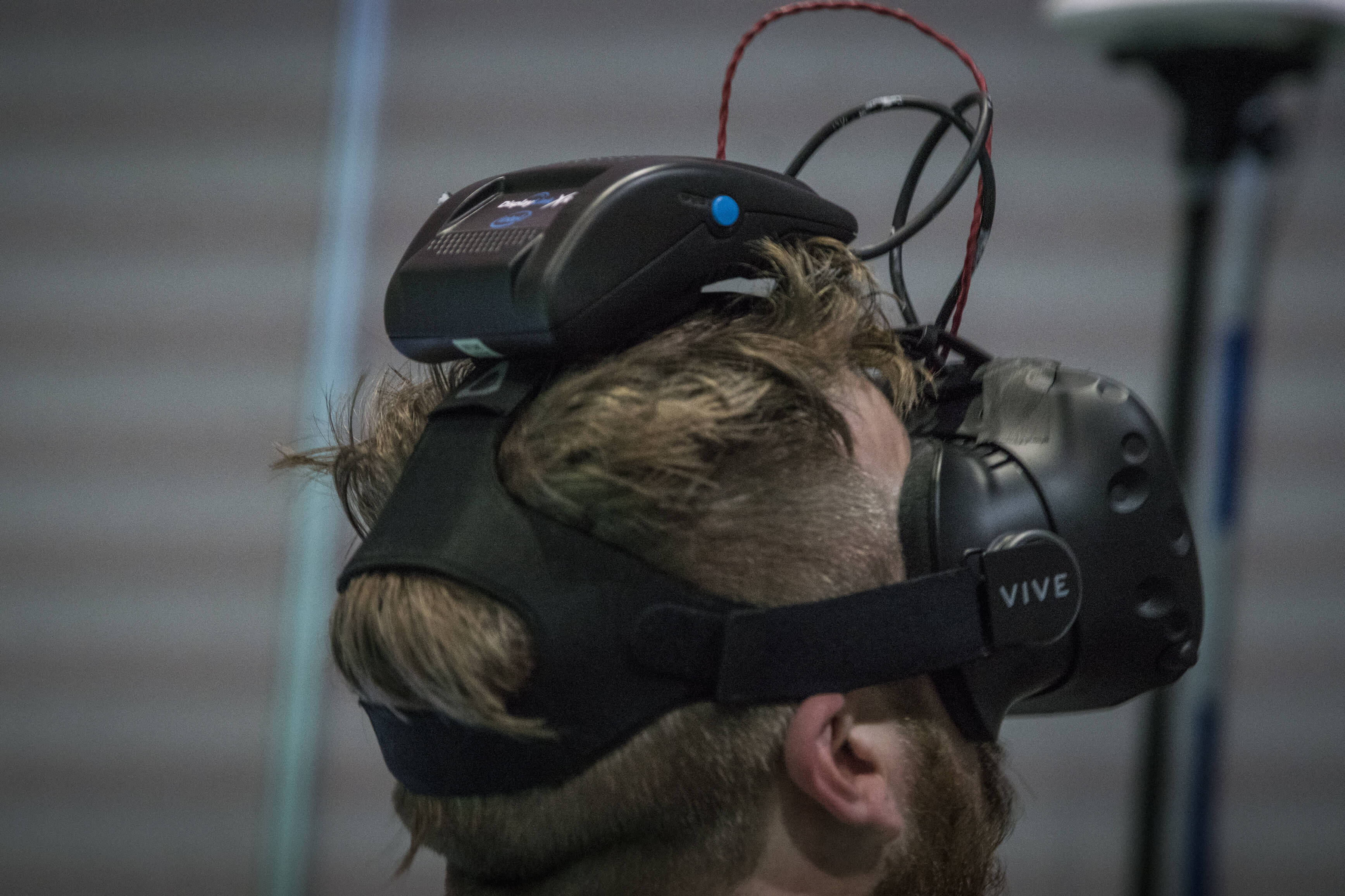 HTC продемонстрировала беспроводную версию VR-гарнитуры Vive.. Фото.