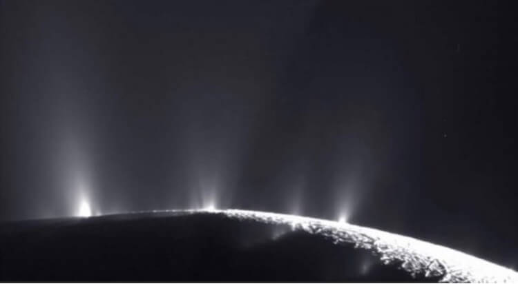 Могут ли у лун быть свои луны? Приливных сил, которые действуют на спутник Сатурна Энцелад, достаточно, чтобы вытягивать его ледяную корку и нагревать недра, так что подповерхностный океан извергается на сотни километров в космос. Фото.