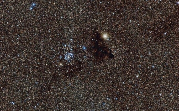 Глубокое телескопическое изображение звезд в ночном небе ясно показывает звезды разных размеров и яркостей, но все звезды показаны в виде точек. Разница в размерах — это оптический обман, связанный с насыщением наблюдательных камер. Фото.