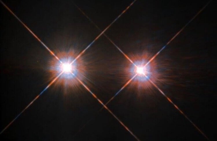 Почему звезды разных размеров? Ответ не так прост, как кажется. Две подобных солнцу звезды, Альфа Центавра А и B, расположенные всего в 4,37 светового года от нас и вращающиеся вокруг друг друга на расстоянии между Сатурном и Нептуном. Даже на этом снимке Хаббла они видны как просто перенасыщенные точечные источники; никакого диска не видно. Фото.