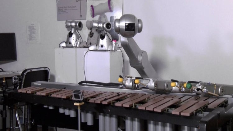 Четверорукий робот-музыкант, который играет музыку собственного сочинения. Фото.