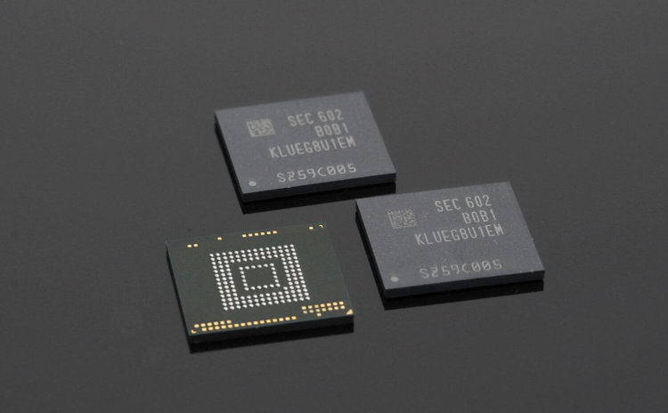 Samsung вкладывает миллиарды в наращивание производства чипов памяти. Фото.