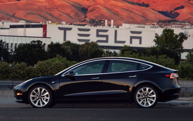 Илон Маск показал первую серийную Model 3. Фото.