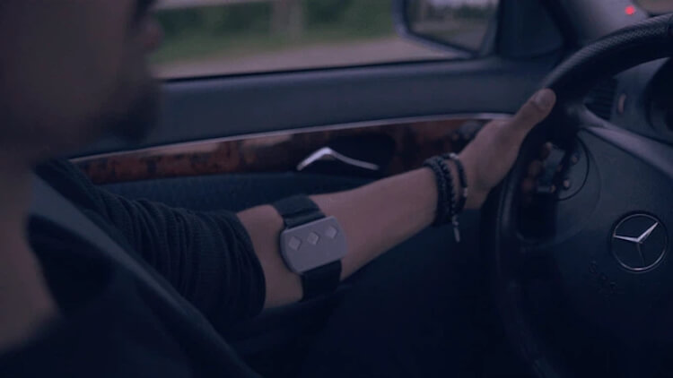 Браслет будет отслеживать мозговую и нейронную активность водителя. Фото.