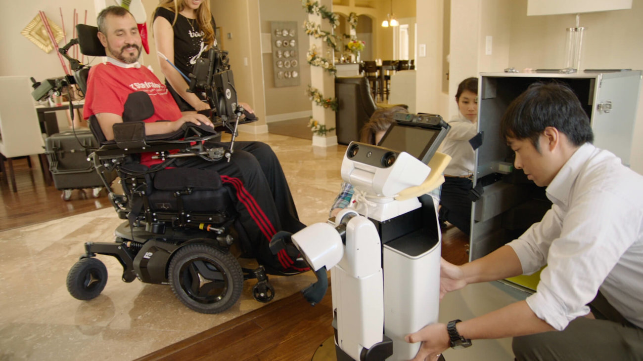 Робот от Toyota начал помогать инвалиду по дому