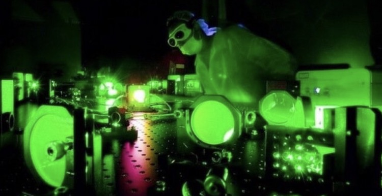 Самый яркий свет. Яркие свет может быть опасным. Фото.