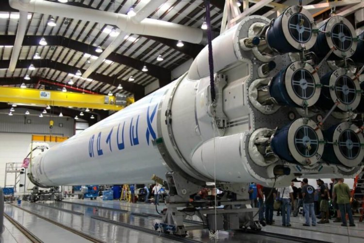 Илон Маск уменьшил ракету для полёта на Марс. Фото.