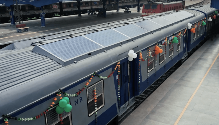 В Индии запустили поезд, почти полностью работающий на солнечных батареях. Фото.