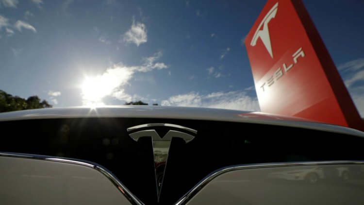 Презентацию грузовика Tesla перенесли на ноябрь. Фото.