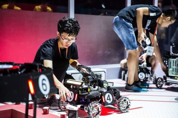 Китай одержал победу в соревновании небольших автономных боевых роботов. Фото.