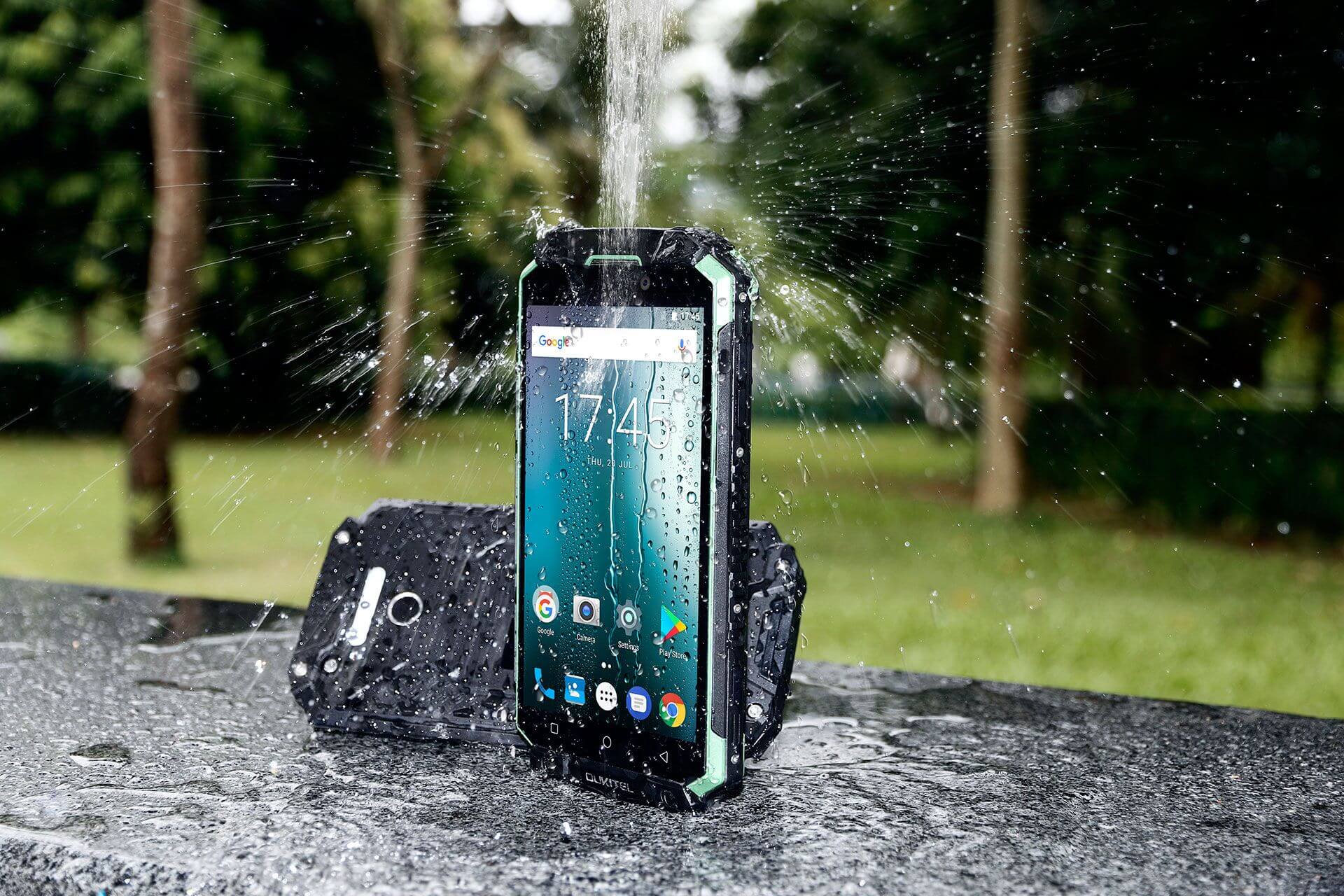 Что будет, если бросить смартфон в водопад? Фото.