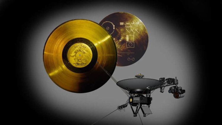После 40 лет службы космические зонды «Вояджеры» по-прежнему в строю. Оба «Вояджера», запущенные в 1977 году, несут с собой 12-дюймовые позолоченные пластинки с изображениями и звуками Земли. Фото.