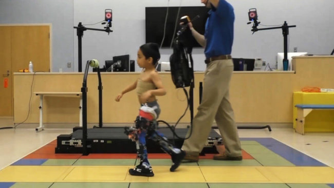 Экзоскелеты позволят улучшить мобильность детей с церебральным параличом. Фото.