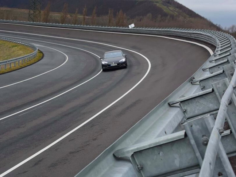 Пробег автомобилей Tesla до 1000 километров на одной зарядке. Tesla тоже надо испытывать на треке. Фото.
