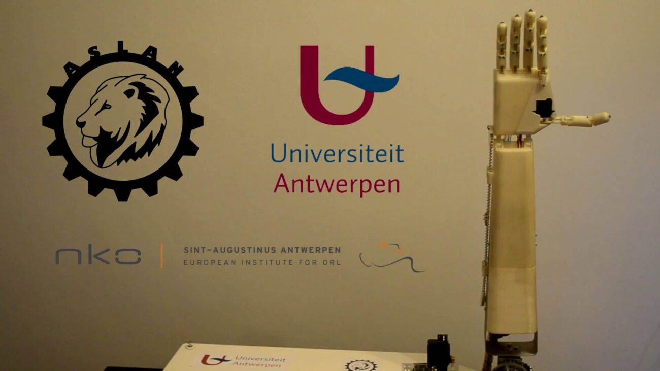 Руку-переводчика на язык жестов изготовили на 3D-принтере.. Фото.