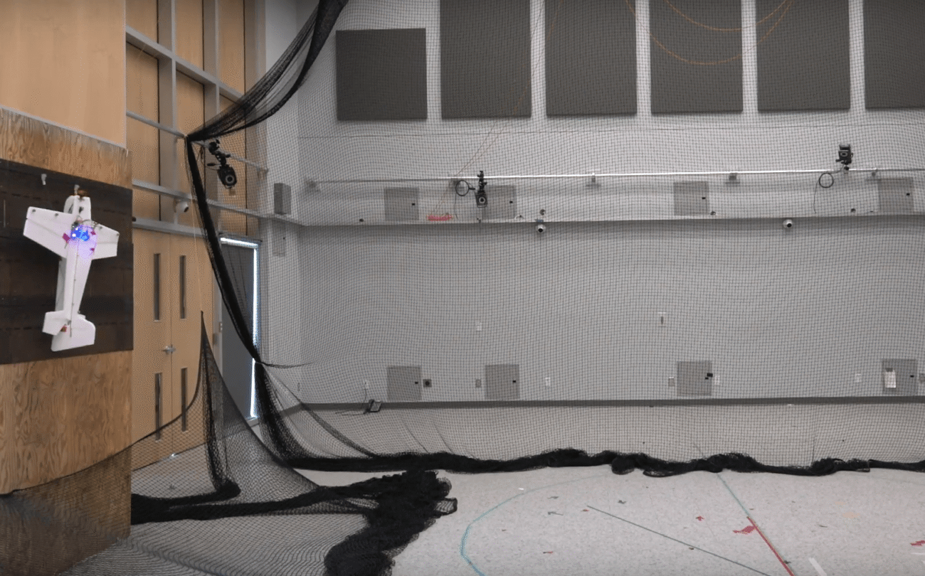 Дрон S-MAD может садиться на вертикальные поверхности.. Фото.