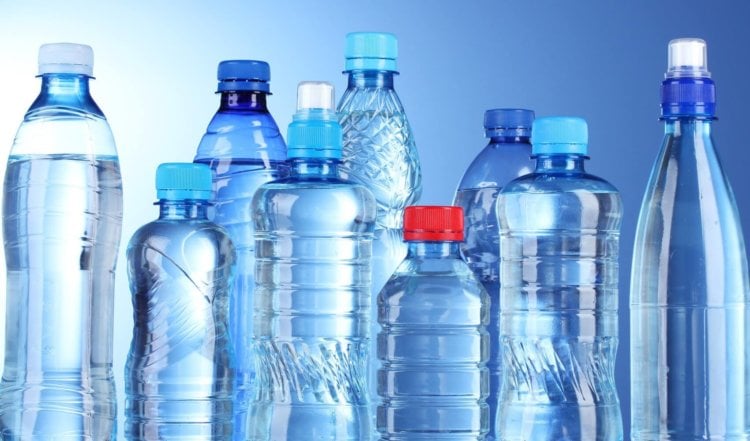 Вы пьёте воду? Поздравляем: вы пьёте пластик. Фото.