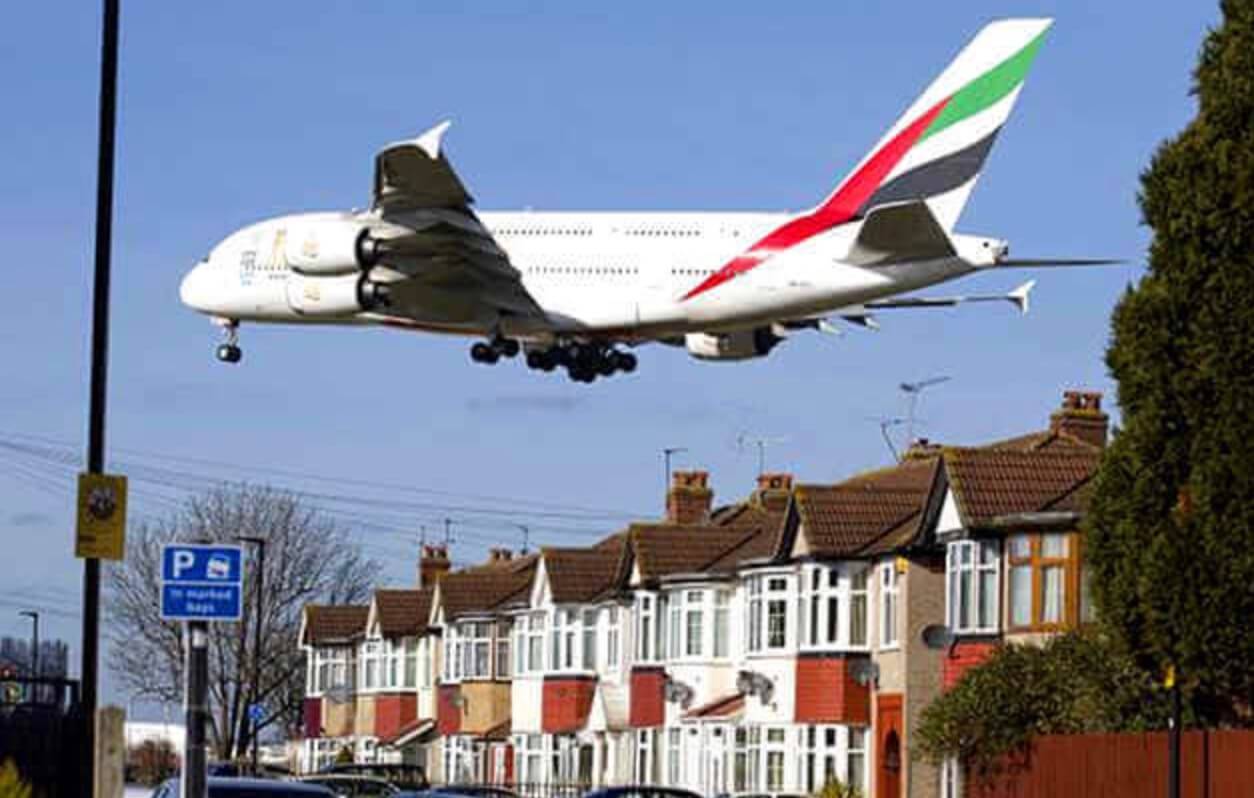 Стремительная индустриализация создает загрязнение шумом. Такой пролет над головой интересен, но не каждый 15 минут. Фото.