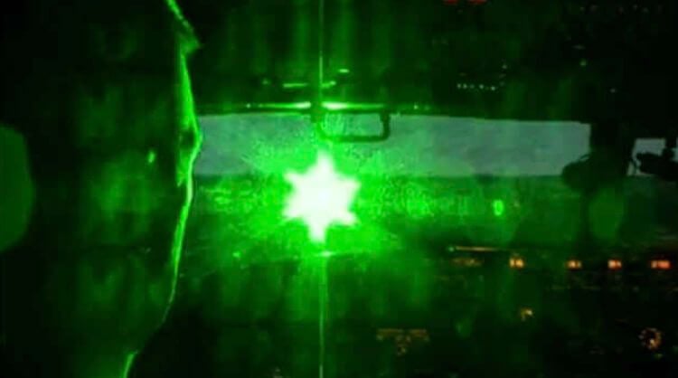 Игрушечные лазеры слепят пилотов. Такой лазер уже не игрушка. Фото.