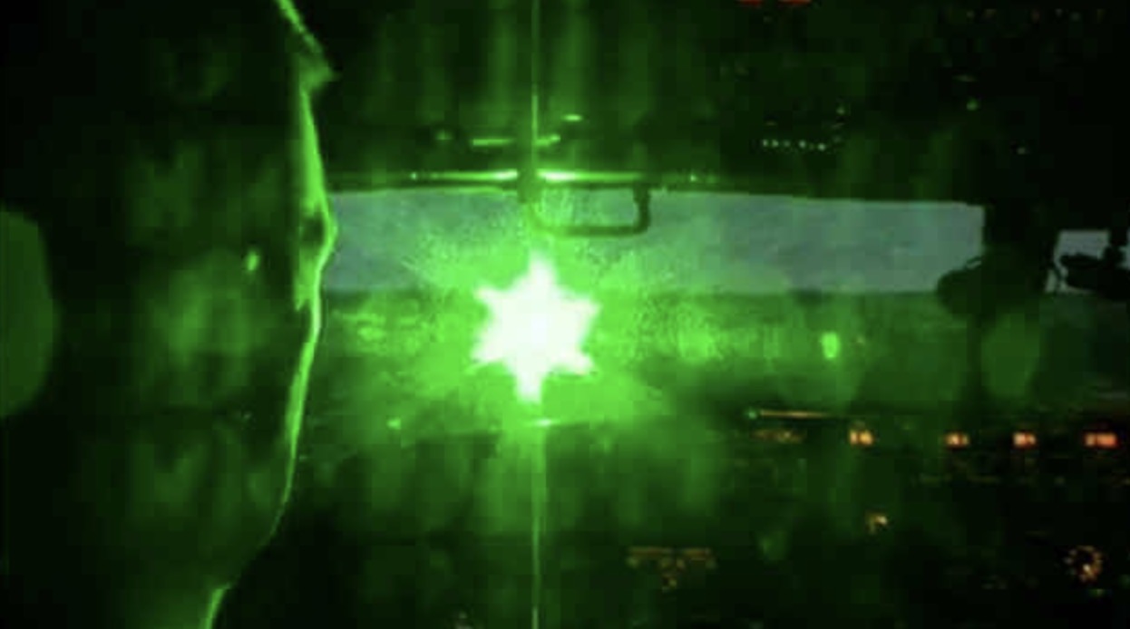 Игрушечные лазеры слепят пилотов. Такой лазер уже не игрушка. Фото.