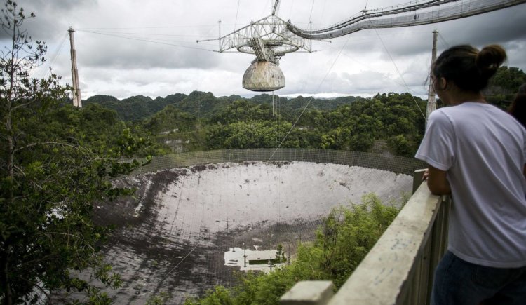 Ураган «Мария» серьёзно повредил знаменитый радиотелескоп «Аресибо». Фото.