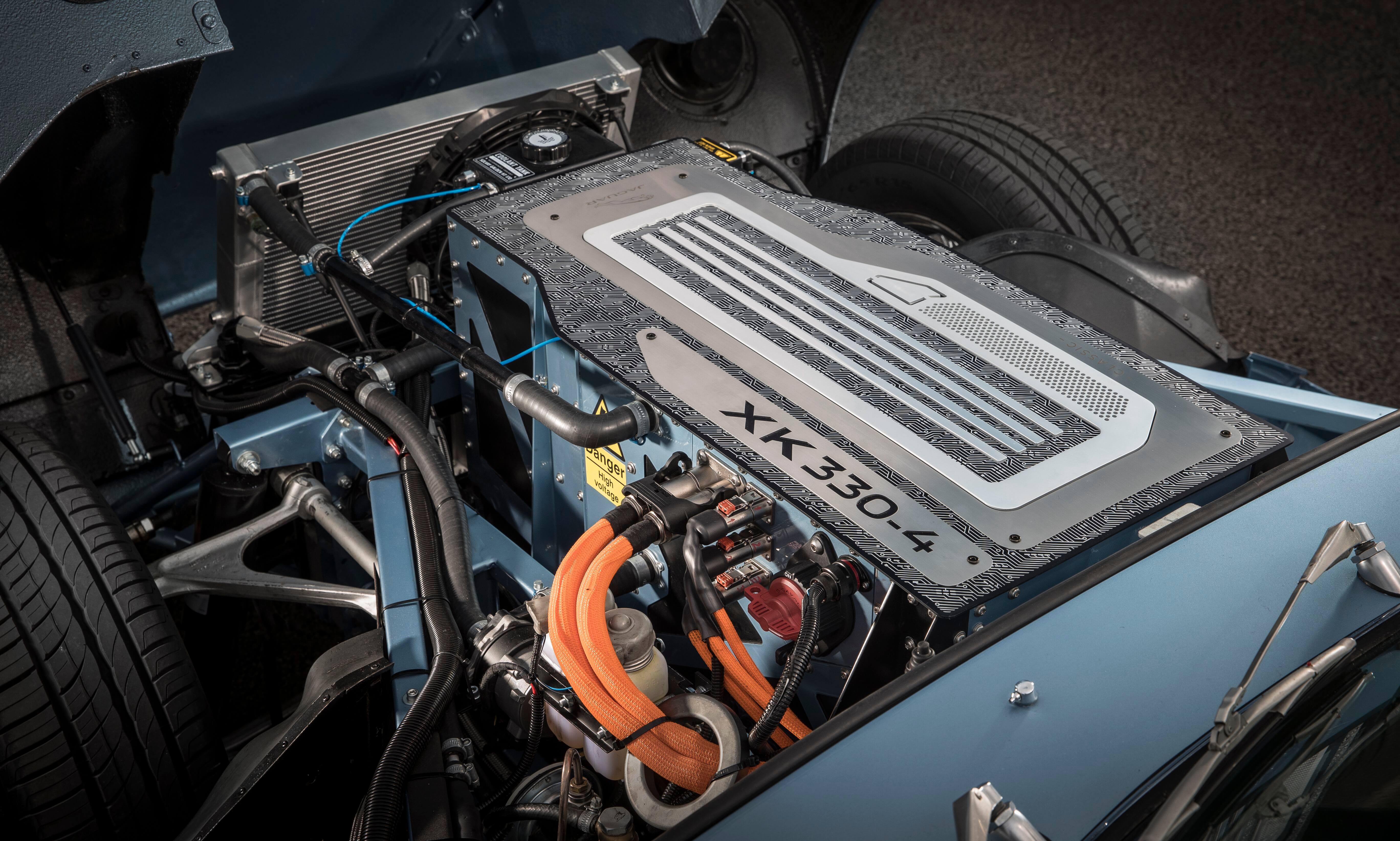 Компания Jaguar создала изящный электромобиль на основе классики.. Фото.