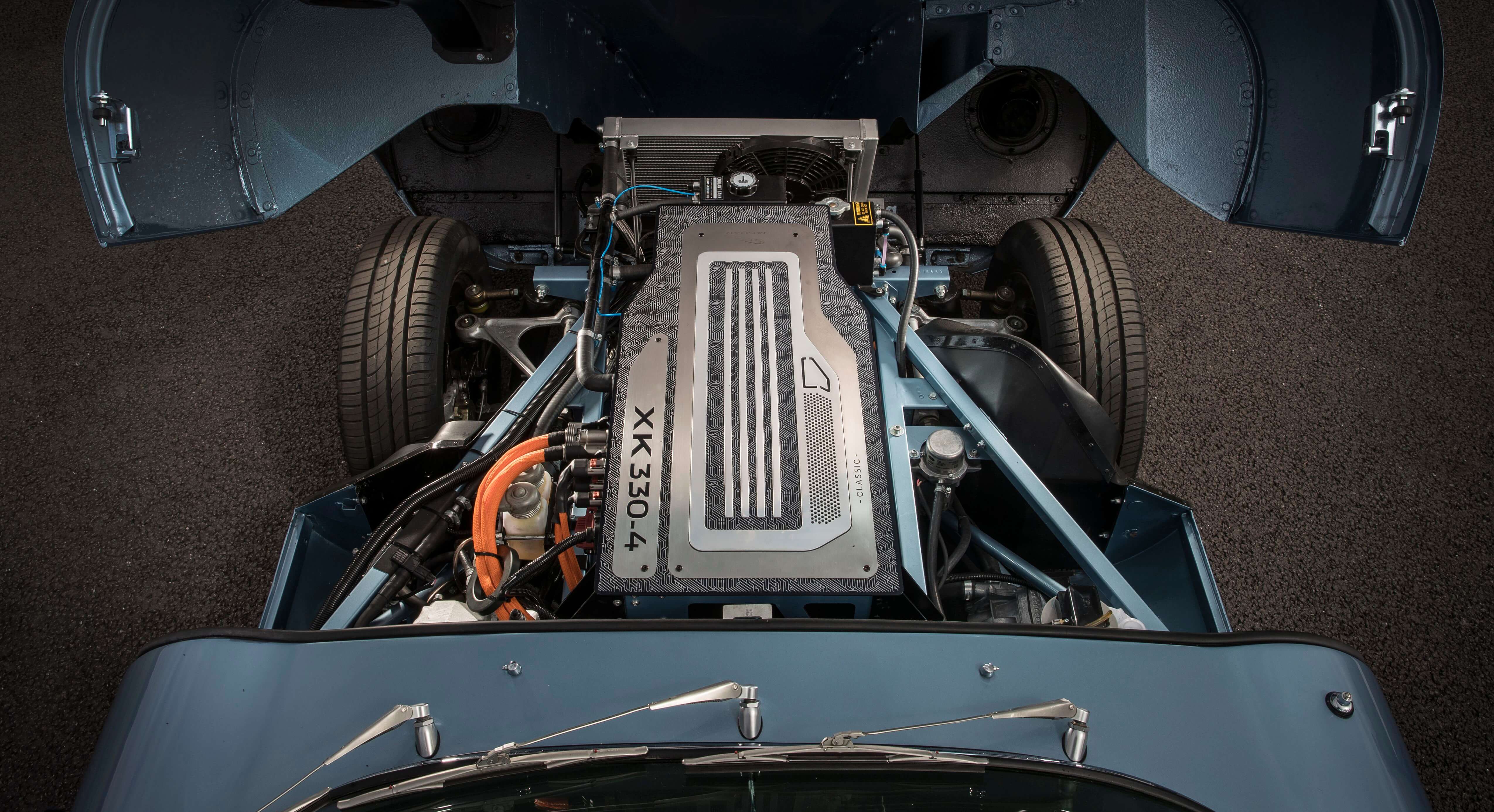 Компания Jaguar создала изящный электромобиль на основе классики.. Фото.