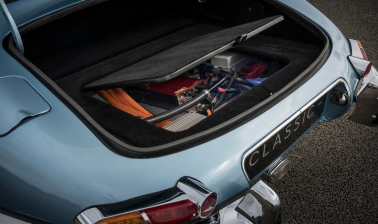 Компания Jaguar создала изящный электромобиль на основе классики. Фото.
