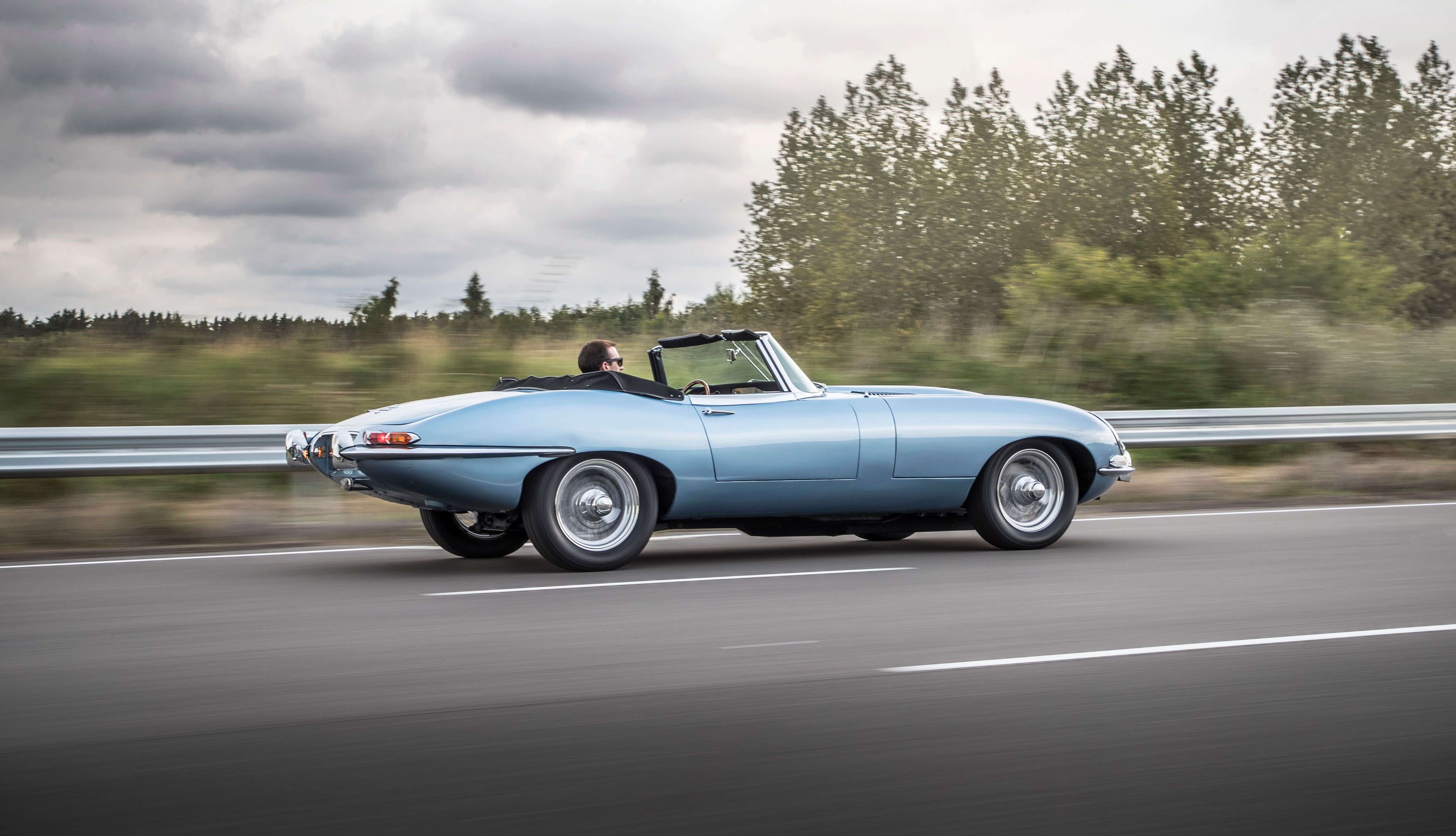 Компания Jaguar создала изящный электромобиль на основе классики.. Фото.