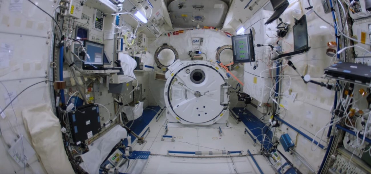 Экипаж МКС спрятался в укрытии от вспышек на Солнце. Фото.