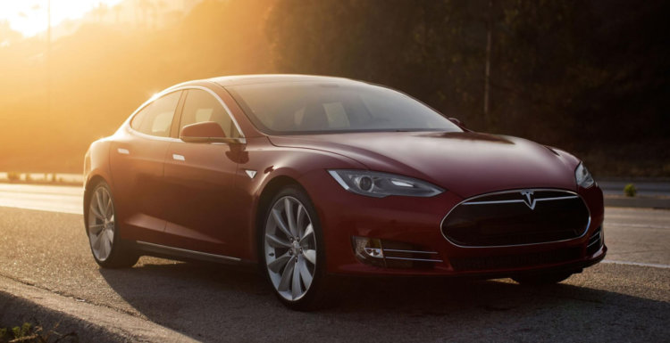 Спасая людей от урагана, Tesla разблокировала батареи своих авто. Фото.