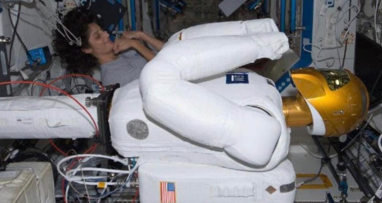 Одиночество в полете. Робот в космосе. Фото.