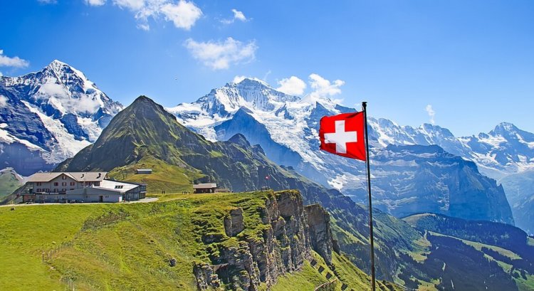 Швейцарский городок начал принимать оплату госуслуг криптовалютой. Фото.