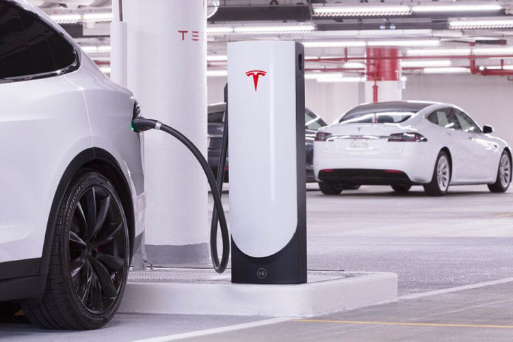 Tesla разработала компактную «городскую» версию Supercharger. Фото.