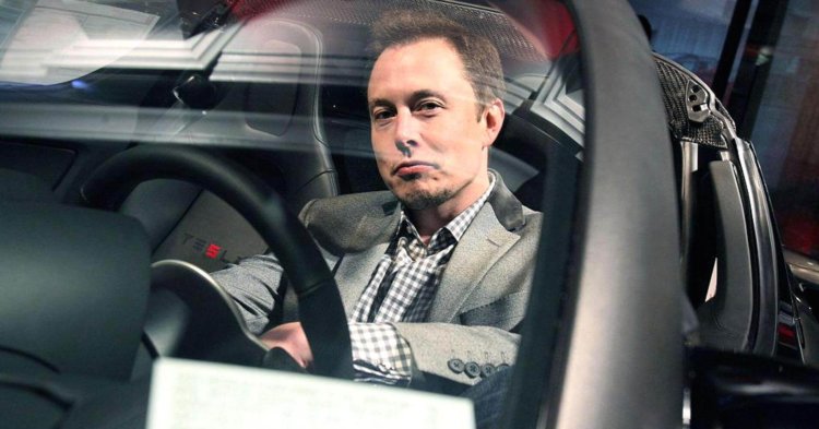 Илон Маск: у меня есть две машины на бензине. Фото.