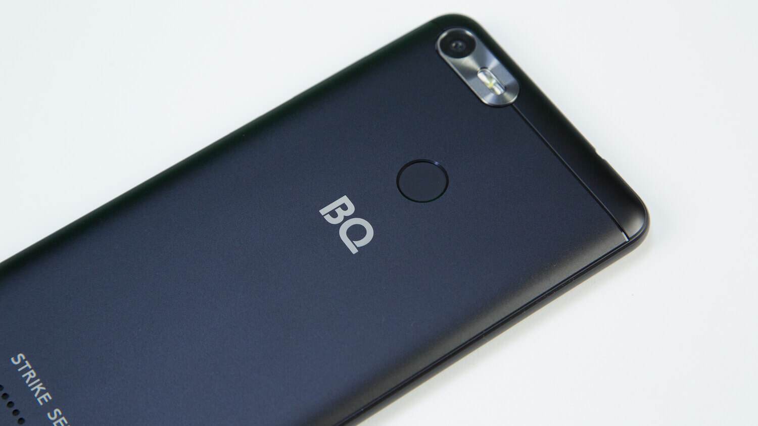 BQ Strike Selfie — красивая обертка для селфи.. Ложный сканер отпечатков.. Фото.