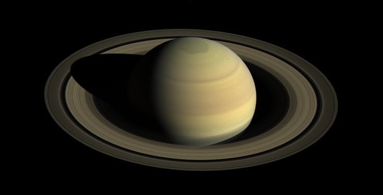 10 невероятных теорий о загадочном Сатурне. Сатурн чертовски красив. Фото.